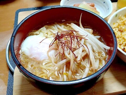 卵落とし醤油ラーメン、塩こしょうもやし焼き後乗せで